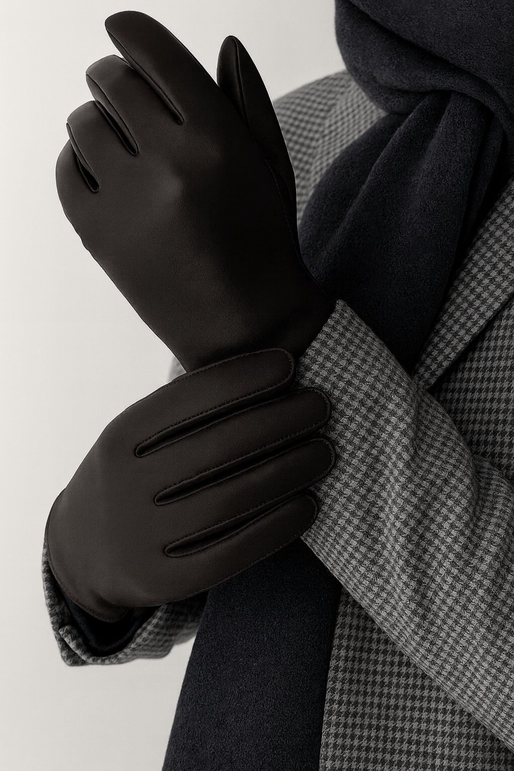 Herrenhandschuhe Jordan in black an der HAnd Jordan_black_wear